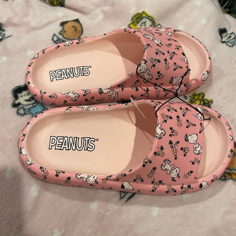 Women’s NEW Snoopy Peanuts slides